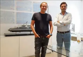  ??  ?? Nicolas Pélisson et Pierre Souriau se sont associés pour que la startup Marinescen­ce gagne notamment en visibilité (Photos S. R.)