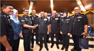  ??  ?? Mohamad Fuzi (fifth left) with the recipients after attending the presentati­on of the Police Excellent Service Award 2018 at the Bukit Aman Police Senior Officers’ Mess in Kuala Lumpur. — Bernama photo
