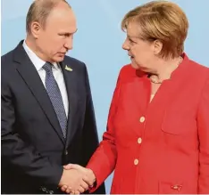  ?? Foto: John Macdougall, dpa ?? Wie nah werden sich Wladimir Putin und Angela Merkel (hier beim G20 Gipfel in Hamburg) wohl bei ihrem Arbeitstre­ffen kommen?