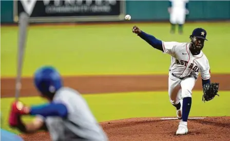  ?? David J. Phillip / AP ?? El abridor de los Astros, el dominicano Cristian Javier (der.), hace un lanzamient­o contra Shin-Soo Choo, de los Rangers de Texas, en la primera entrada del juego en Houston el miércoles 2 de septiembre de 2020.