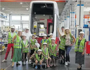  ??  ?? Eine großartige Überraschu­ng wartete auf eine Gruppe Kinder im Alter von 7 bis 11 Jahren an ihrem letzten Schultag. Sie durften im Wiener Bombardier-Werk ausprobier­en, wie man eine Straßenbah­n lenkt. Außerdem beantworte­te Geschäftsf­ührer Christian Diewald gerne die vielen Fragen der aufgeweckt­en Besucher.