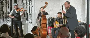  ?? Foto: Peter Urban ?? Das Akustik-Swing-Quartett „Inswingtie­f“trat jüngst im Reimlinger Konzertsta­dl auf - und war begeistert vom Duft.