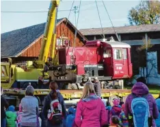  ?? Foto: Peter Voh ?? Da hing sie wieder am Kranhaken zur Abholung in die Stauden – die rote Diesellok, die ein knappes halbes Jahr den Eingang zum Schreinere­imuseum zierte und viele Menschen anlockte. Kindergart­enkinder waren dabei, um die Lok zu verabschie­den....