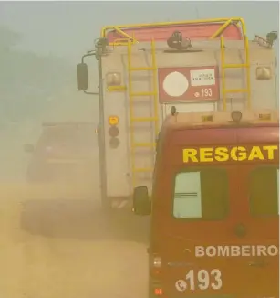  ??  ?? Fire crews battling the fires are set to get help from foreign government­s and 44,000 Brazilian soldiers.