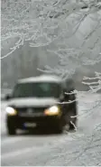  ?? Foto: dpa ?? Wenn es schneit, müssen Autofahrer das Licht einschalte­n.