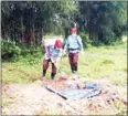  ?? SUPPLIED ?? CMAC officials work to neutralise a US-made bomb in Svay Rieng province earlier last year.