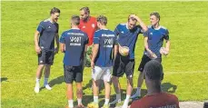  ?? FOTO: THORSTEN KERN ?? Spaß und Kennenlern­en waren wichtig beim Trainingsa­uftakt des FV Ravensburg um Trainer Steffen Wohlfarth (rotes T-Shirt).