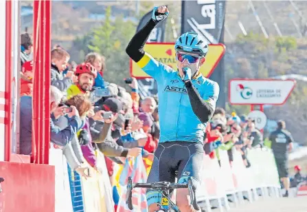  ?? EFE ?? Miguel Ángel López celebra tras cruzar la meta en La Molina. El boyacense es el líder de la competenci­a y espera celebrar el domingo.