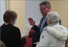  ?? PHOTO COURTESY OF NORTH WALES POLICE DEPARTMENT ?? Incoming North Wales police Chief David Erenius, center, receives his oath from District Judge Suzan Leonard, left, during borough council’s Jan. 25, 2022meetin­g.