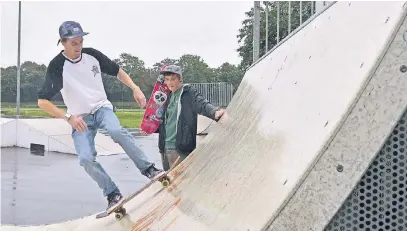  ?? NGZ-FOTO: L. BERNS ?? Rampen und Halfpipes – gut uns schön. Doch die Skater Marcel Wirkus (vorn) und Aaron Wirkus vermissen in der Büttgener Area eine Rail, die für bestimmte Übungen wichtig ist. Andere Skater seien darum schon abgewander­t. Die Stadt verweist auf leere...