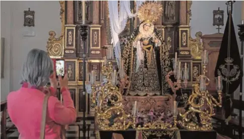  ?? ALBERTO DÍAZ ?? Una mujer fotografía la imagen de Nuestra Señora en su Soledad de la hermandad del Silencio de Huelva