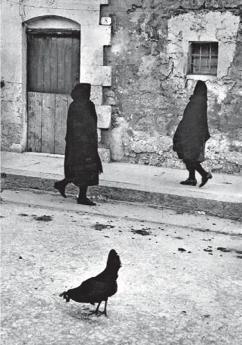  ??  ?? Sergio Larraín. “Sicilia, Italia, 1959”. Copia vintage en papel de fibra 20 x 29,5 cm (Prima Galería).