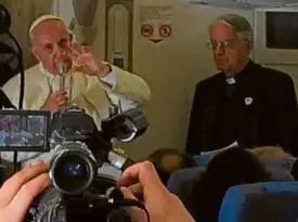  ?? —LITO B. ZULUETA ?? Pope Francis holds a press conference on Jan. 20, 2015, aboard the papal plane flying back to Rome after Philippine visit. With him is his press officer, Fr. Federico Lombardi, SJ.