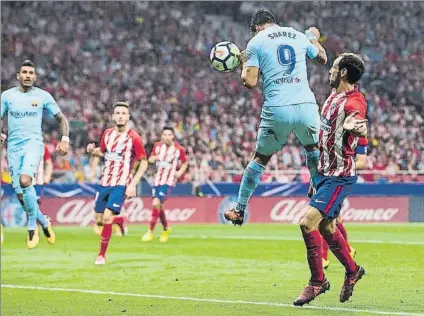  ?? FOTO: PERE PUNTÍ ?? Poderoso Suárez conectó un remate de cabeza para superar a Oblak y firmar el empate del Barça en el Wanda Metropolit­ano