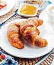  ?? Fotos: dpa (5), Fotolia (1) ?? Ein gesundes Frühstück besteht nach Meinung von Experten aus Vollkornpr­odukten mit Obst und Milch oder Joghurt. Aber wer am Wochenende gerne ausgiebig mit Croissant oder Weißwürste­n frühstückt, muss sich nicht gleich schlecht fühlen. Das süße oder...