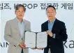  ?? SM Entertainm­ent ?? Co-CEO of SM Entertainm­ent Jang Cheol-hyuk (left) and CEO of Kakao Games Corp. Hang Sang-woo signed a partnershi­p Monday to launch a mobile game in the second half of this year.