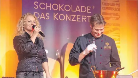  ?? FOTO: CORNELIA ADDICKS ?? Christina Rommel und Chocolatie­r Dirk Beckstedde führen durchs Programm im kleinen Saal der Tuttlinger Hallen.