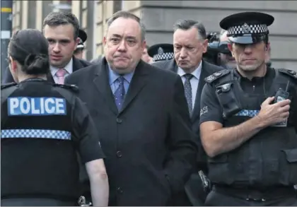  ??  ?? El ex primer ministro escocés Alex Salmond, ayer tras comparecer en un tribunal en Edimburgo.