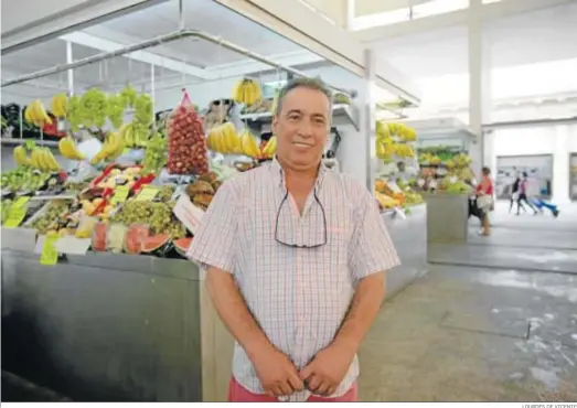  ?? LOURDES DE VICENTE ?? José Luis Paramio ante su puesto de frutas del Mercado Central, que ahora regentan dos de sus hijos.