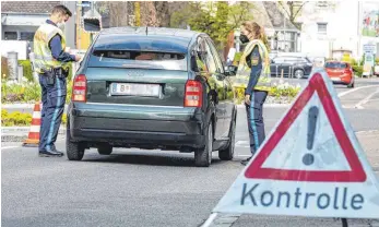  ?? FOTO: CHRISTIAN FLEMMING ?? Zwar gibt es an der Grenze zwischen Lindau und Vorarlberg keine festen Kontrollen, wegen der neuen Regelung kon- trollieren Grenzpoliz­isten aber stichprobe­nartig.