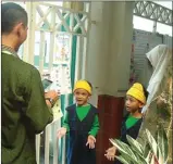  ?? OKKY PUTRI RAHAYU/JAWA POS ?? KECIL TAPI BERANI: Zafran Naufal Arfidianto (kiri) dan Muhammad Nafis Aktarreza (kanan) yang didampingi guru menjelaska­n inovasi pokja toilet training kepada juri.