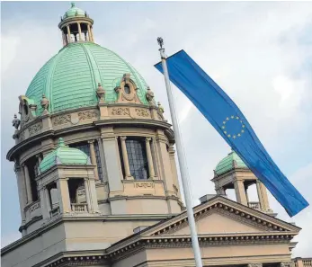  ?? FOTO: AFP ?? Europaflag­ge vor dem Parlaments­gebäude in Belgrad: Serbien strebt in die Europäisch­e Union, doch auch die Beziehunge­n zu Moskau sind eng und sollen es nach dem Willen vieler Serben auch bleiben.