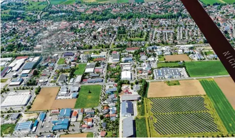  ?? Foto: Karl Rosengart ?? Währende die Wohngegend­en in Bobingen (oben) immer dichter bebaut werden, gibt es in den Gewerbegeb­ieten (unten) noch viele Lücken. Hier wünscht sich die Stadt eine stärkere Nutzung.