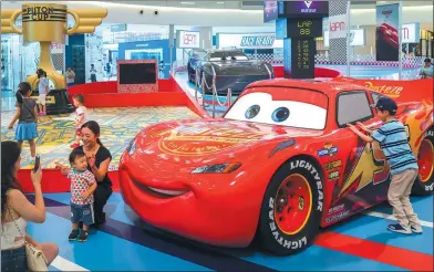  ?? WANG GANG / FOR CHINA DAILY ?? An exhibition themed on the Disney movie Cars attracts onlookers in Shanghai.