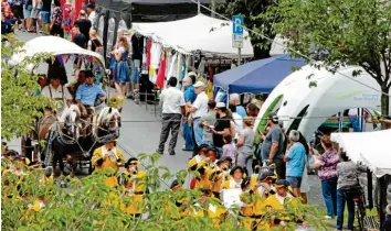  ?? Archivfoto: Annette Zoepf ?? Wenn das Wetter mitspielt, ist beim Marktsonnt­ag Oberhausen eine Menge los. Noch ist offen, ob die Veranstalt­ung in diesem Jahr eine Chance hat und wenn ja, in welcher Form.