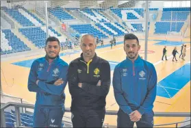  ?? FOTO: PALMA FUTSAL ?? El técnico Antonio Vadillo (c), con sus jugadores Bruno Taffy (i) y Joselito (d)