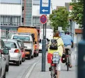  ??  ?? Schwierig ist es für Radfahrer auf dem Weg von West nach Ost in der Bahnhofstr­aße.