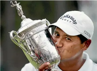  ?? SHAUN BEST ?? Michael Campbell kisses the US Open trophy after winning the 2005 tournament.