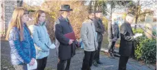  ?? FOTO: SCHNEIDER ?? Bei der Gedenkfeie­r des Friedensfo­rums am Mahnmal vor dem Jüdischen Friedhof in Ellwangen wurde der Opfer des nationalso­zialistisc­hen Terrors gedacht. Von links: Sarah Kaiser, Isabell Klingler, Peter Maile, Josef Baumann, Volker Lauster-Schulz, Bettina Strohm und Pfarrer Michael Windisch.