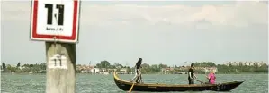  ?? MARCO BERTORELLO/AFP ?? KURSUS 90 MENIT: Row Venice mengajarka­n cara mendayung gondola yang benar sesuai gaya khas Venesia bagi para wisatawan.