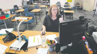  ??  ?? Una maestra de Las Vegas (EE.UU.) dirige clases a distancia con conexión garantizad­a de internet.