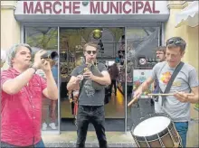  ??  ?? “Cornic Pansart”, trio musical de bretons amis. Au second plan, à droite, un représenta­nt du Bagad de Toulouse.