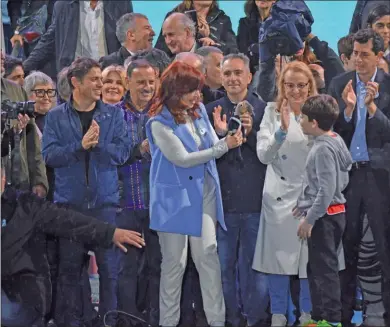  ?? PABLO CUARTEROLO ?? RODEADA. Cristina Fernández de Kirchner, en la celebració­n de los 20 años de kirchneris­mo.