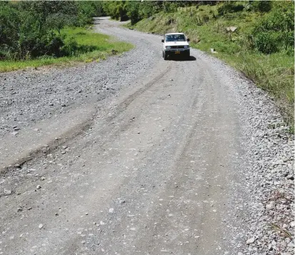  ?? FOTO JUAN ANTONIO SÁNCHEZ ?? Los siete kilómetros entre el corregimie­nto de Bolombolo y el casco urbano de Venecia registran mal estado en varios tramos. En algunos puntos hay paso a un carril.