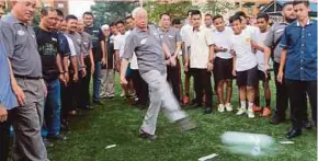  ?? MOHAMAD SHAHRIL BADRI SAALI
PIC BY ?? Prime Minister Datuk Seri Najib Razak kicking a ball into a court’s goalpost to symbolise the opening of the Seri Semarak People’s Housing Project Cruyff Court in Kuala Lumpur yesterday.