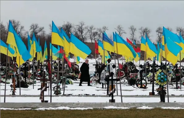  ?? ?? Krigen i Ukraine kraever dagligt nye ofre, og der er ingen udsigt til fred på kort sigt. Her ses soldatergr­ave ved byen Kramatorsk i Østukraine. Foto: Anatolii Stepanov/AFP