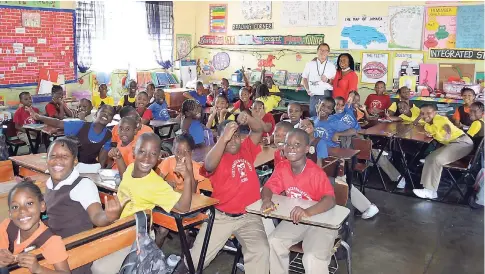  ??  ?? Akira Masutomi (in white shirt, standing in the back), JICA senior volunteer and math teacher and N. Bennett Thomas, class teacher of Grade 3T, St Francis Primary School.