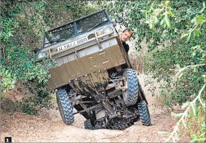  ??  ?? 1 Sostenido por sólo tres ruedas, y con una delantera levantada, el Haflinger 700 AP salva un vado. Para uso agrícola, es muy útil en la montaña