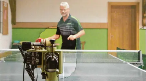  ?? Foto: Axel Schmidt ?? Das Training an der vereinseig­enen Ballmaschi­ne scheint sich für Michael Gil und den TTSC Warmisried II auszuzahle­n. Denn nach dem sechsten Spiel stehen die Warmis rieder noch ohne Niederlage da – und belegen damit Rang eins.