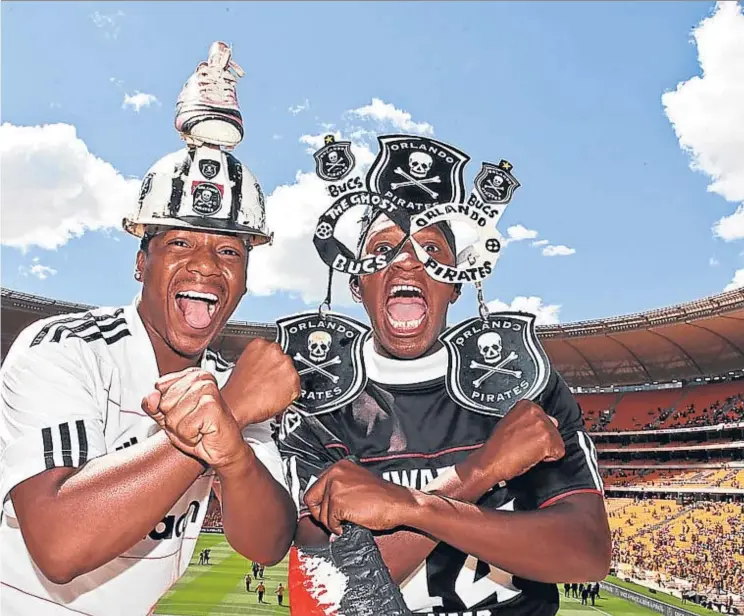  ?? JORDI MATAS / D ?? Dos aficionado­s de los Orlando Pirates se divierten en el estadio Soccer City de Johannesbu­rgo