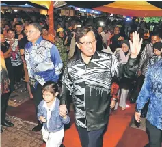  ??  ?? Abang Johari waves at the crowd upon his arrival at Kuching Watefront. Seen at second left is Mohd Morshidi.