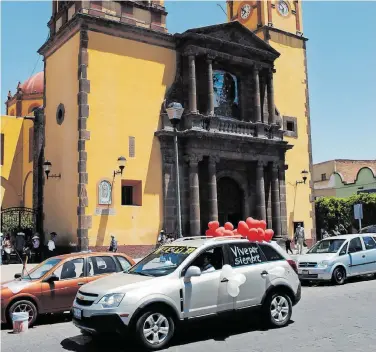  ?? / LAURA O. / EL SOL DE SJR ?? Autos adornados con globos y frases sobre la resurrecci­ón de Jesucristo.