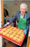  ?? Photo / Adam Pearse ?? Labour leader Chris Hipkins was making burgers in Pahiatua yesterday.