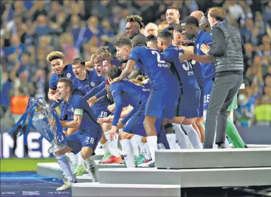  ?? GETTY IMAGES ?? Chelsea players celebrate on the podium after winning the Champions League at Estadio do Dragao in Porto on Saturday.