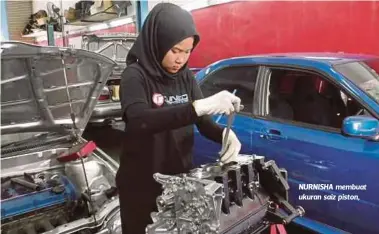  ??  ?? NURNISHA membuat ukuran saiz piston,