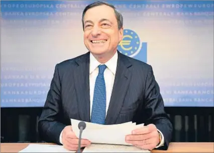  ?? THOMAS LOHNES ?? Alegría. Mario Draghi apareció ayer sonriente en la rueda de prensa tras la reunión del consejo del BCE, que aprobó medidas para estimular la economía de la eurozona